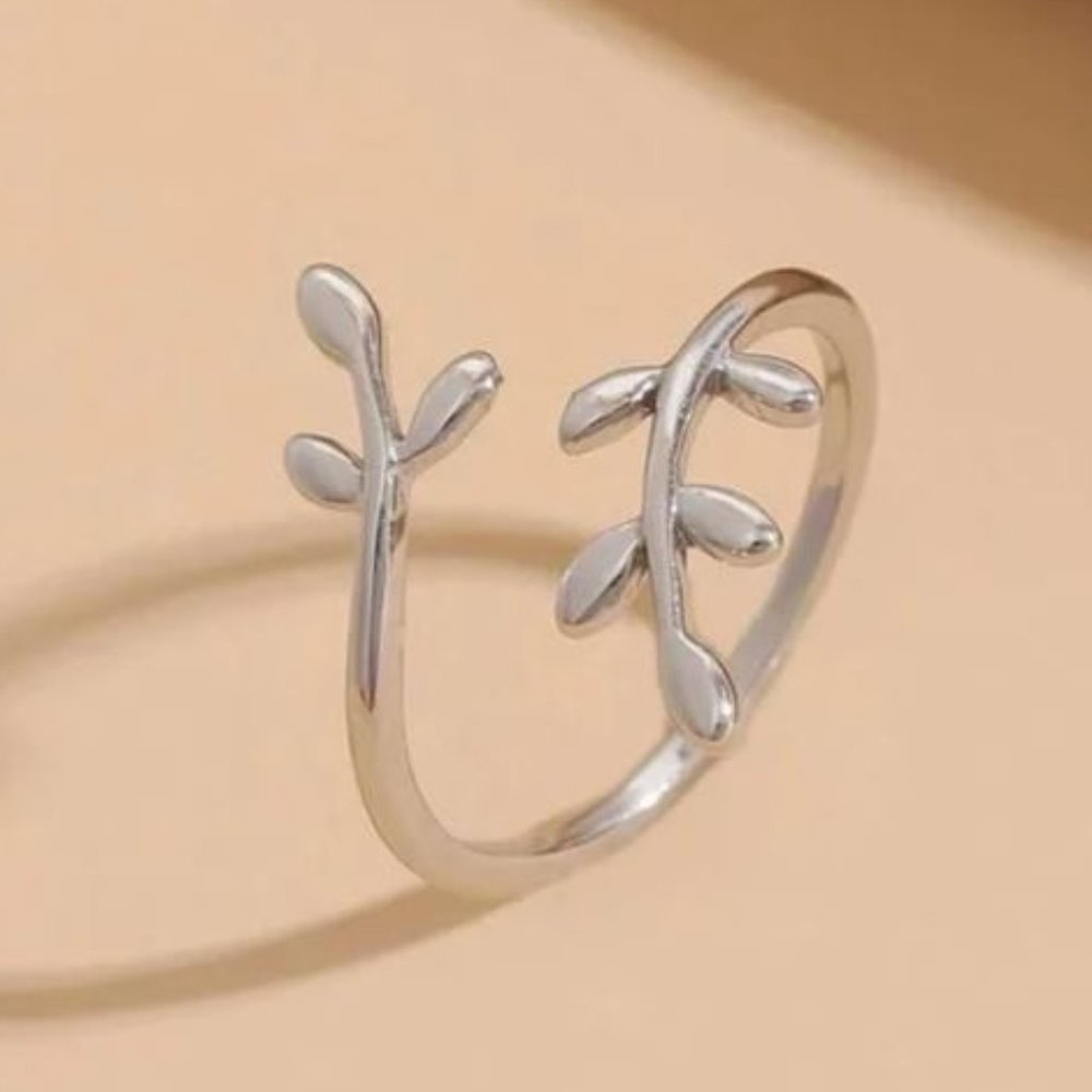 Dainty Silver Leaf Ring